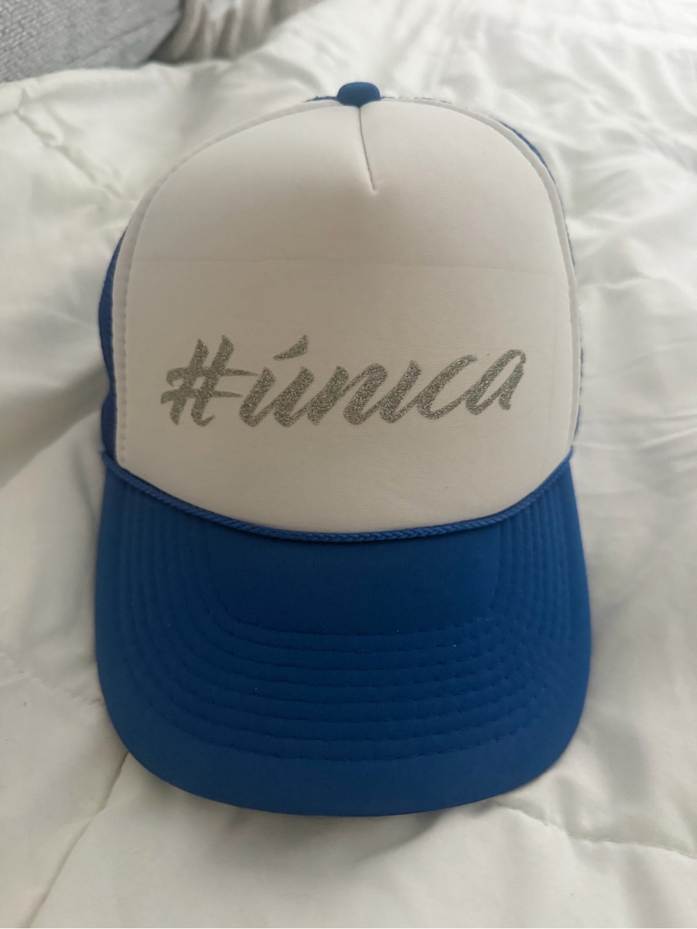 #única Blue and White Trucker Cap
